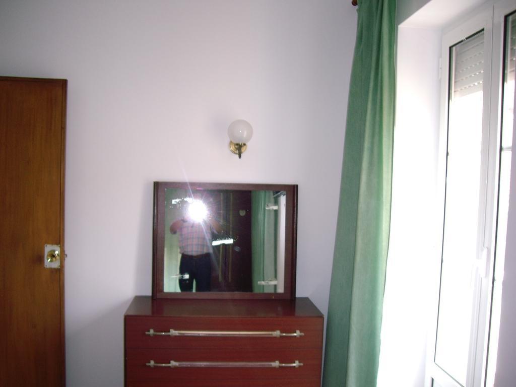 לינה וארוחת בוקר ליסבון Residencial Camoes חדר תמונה